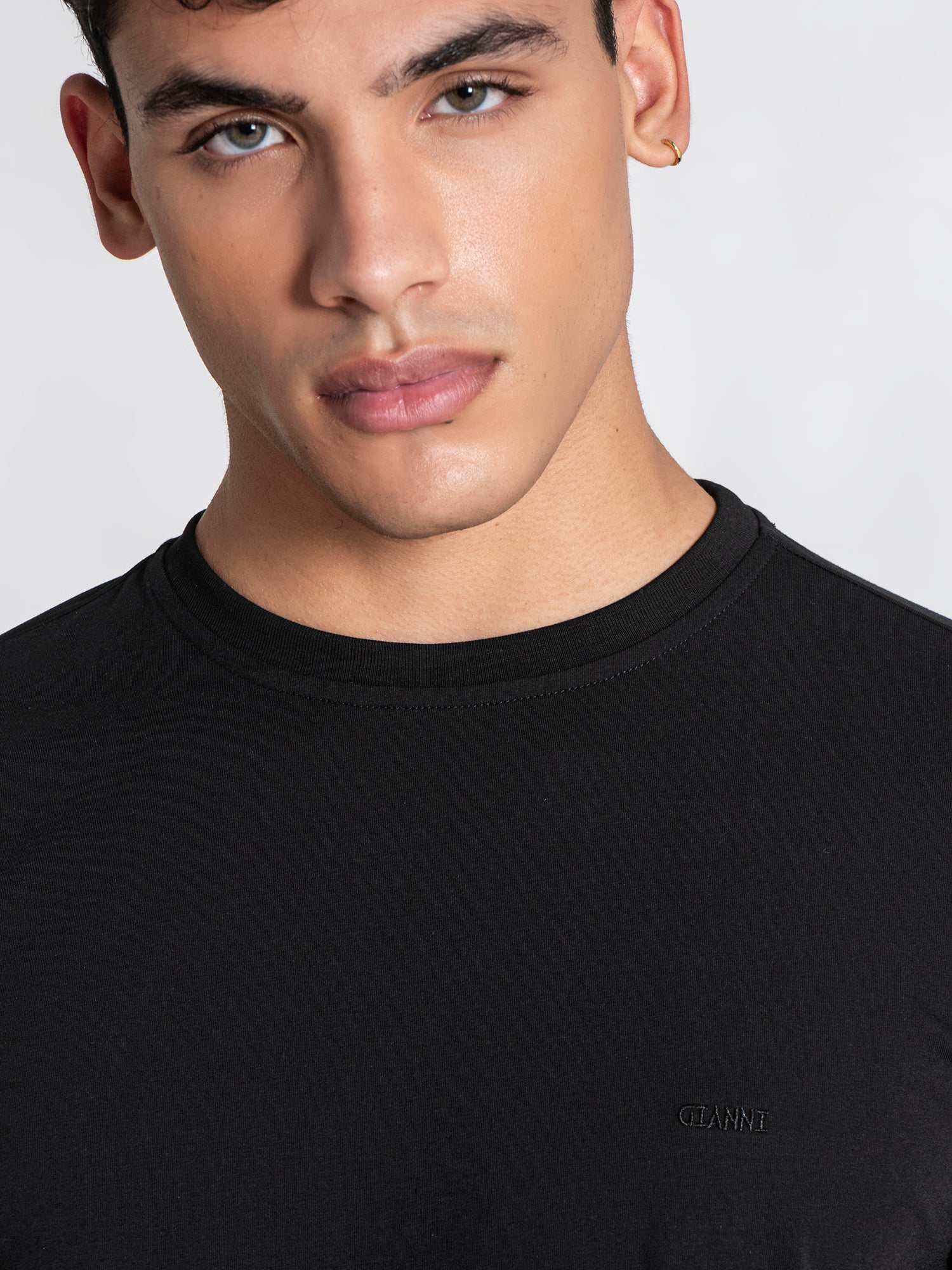 t-shirts / Black Essence Tee