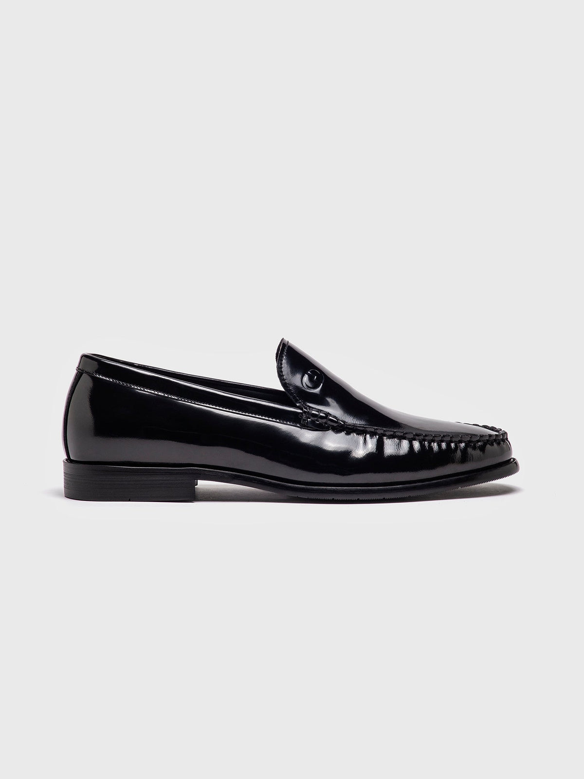 sneakers / Black Smart Loafers