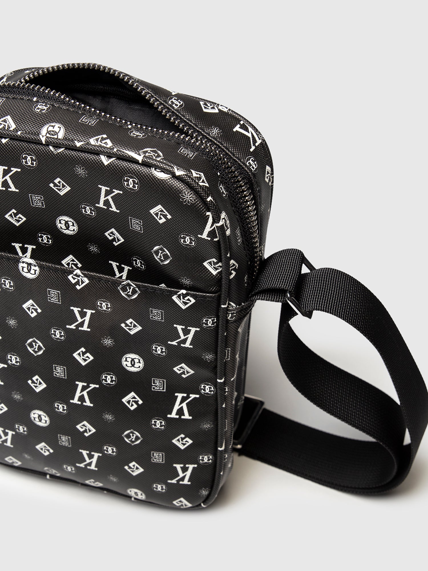 bags / Black Mania Shoulder Bag